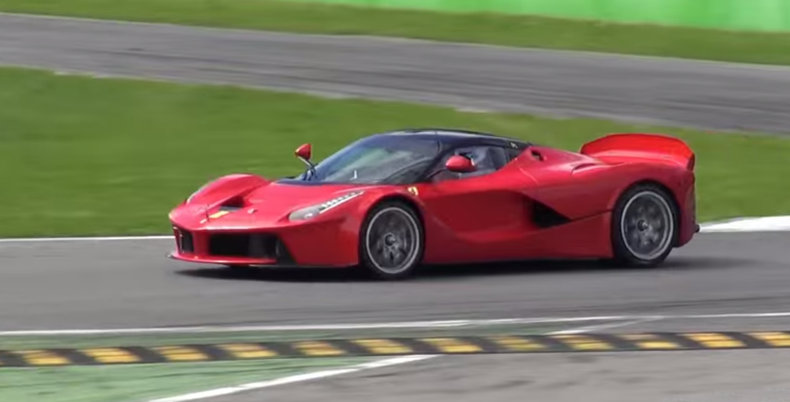 LaFerrari ХХ выехала на трек