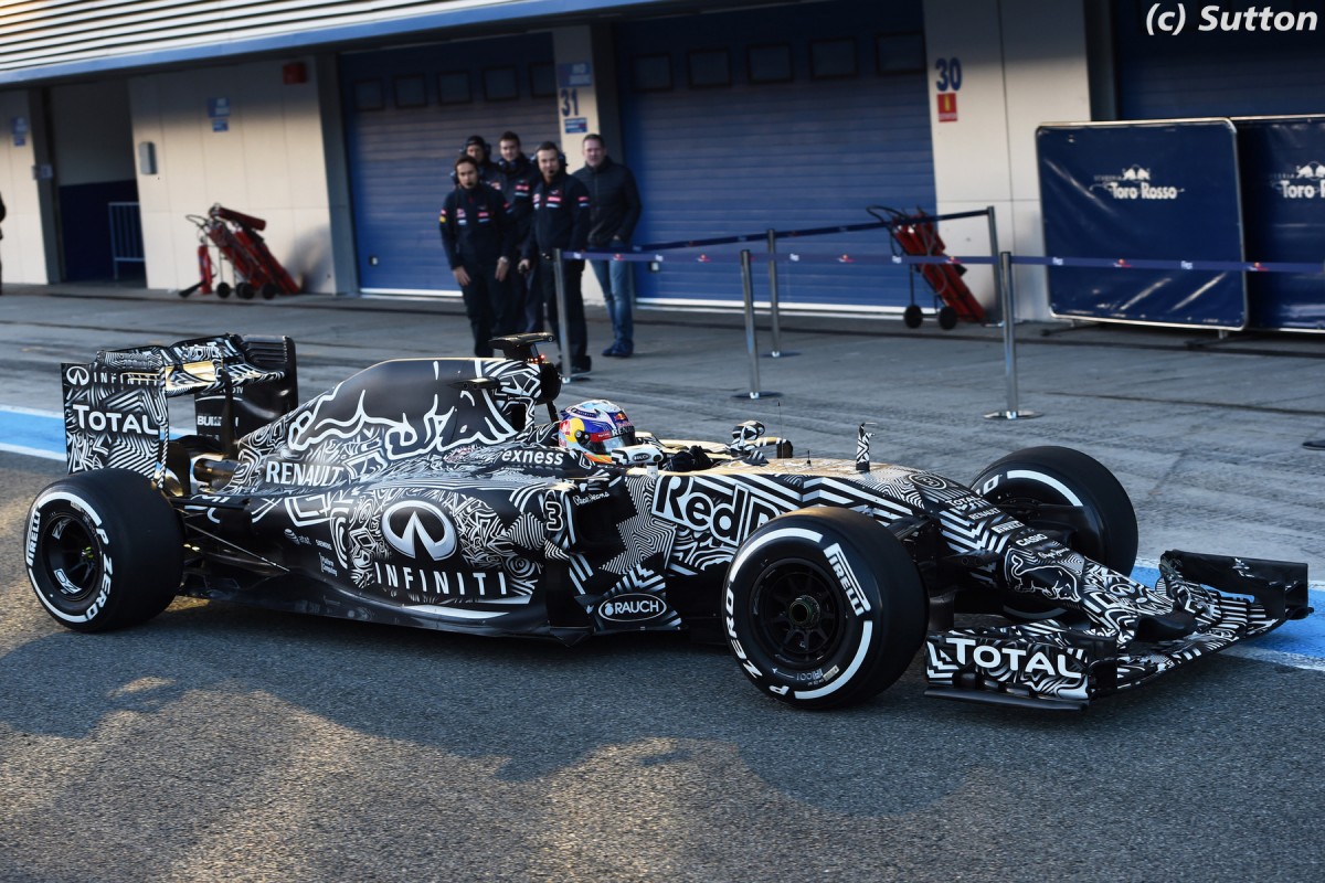 Formula 1. Red Bull приехал на тесты в камуфляже