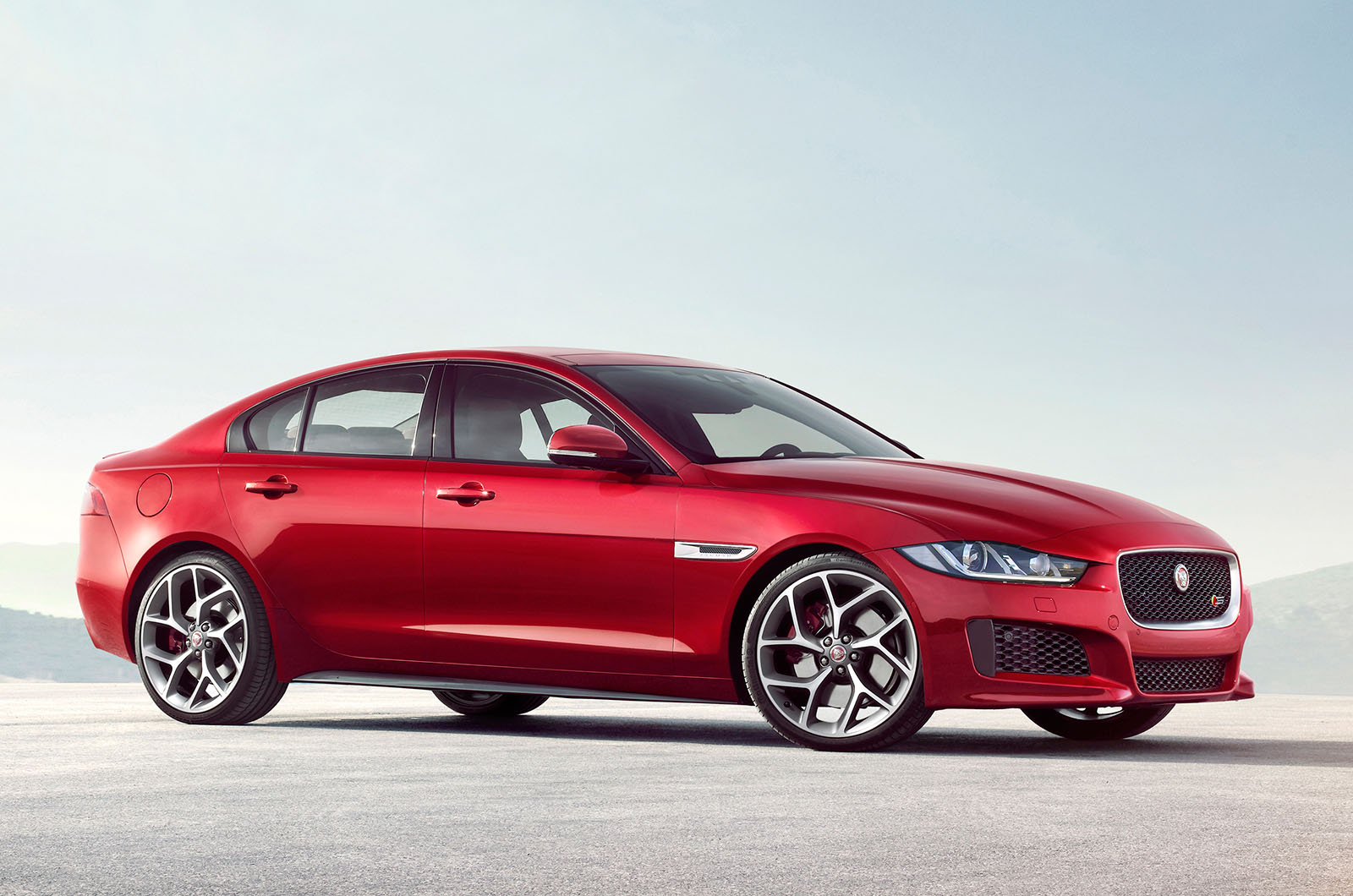 Jaguar XE признан «Самым красивым автомобилем 2014 года» на 30-м  Международном автомобильном фестивале в Париже