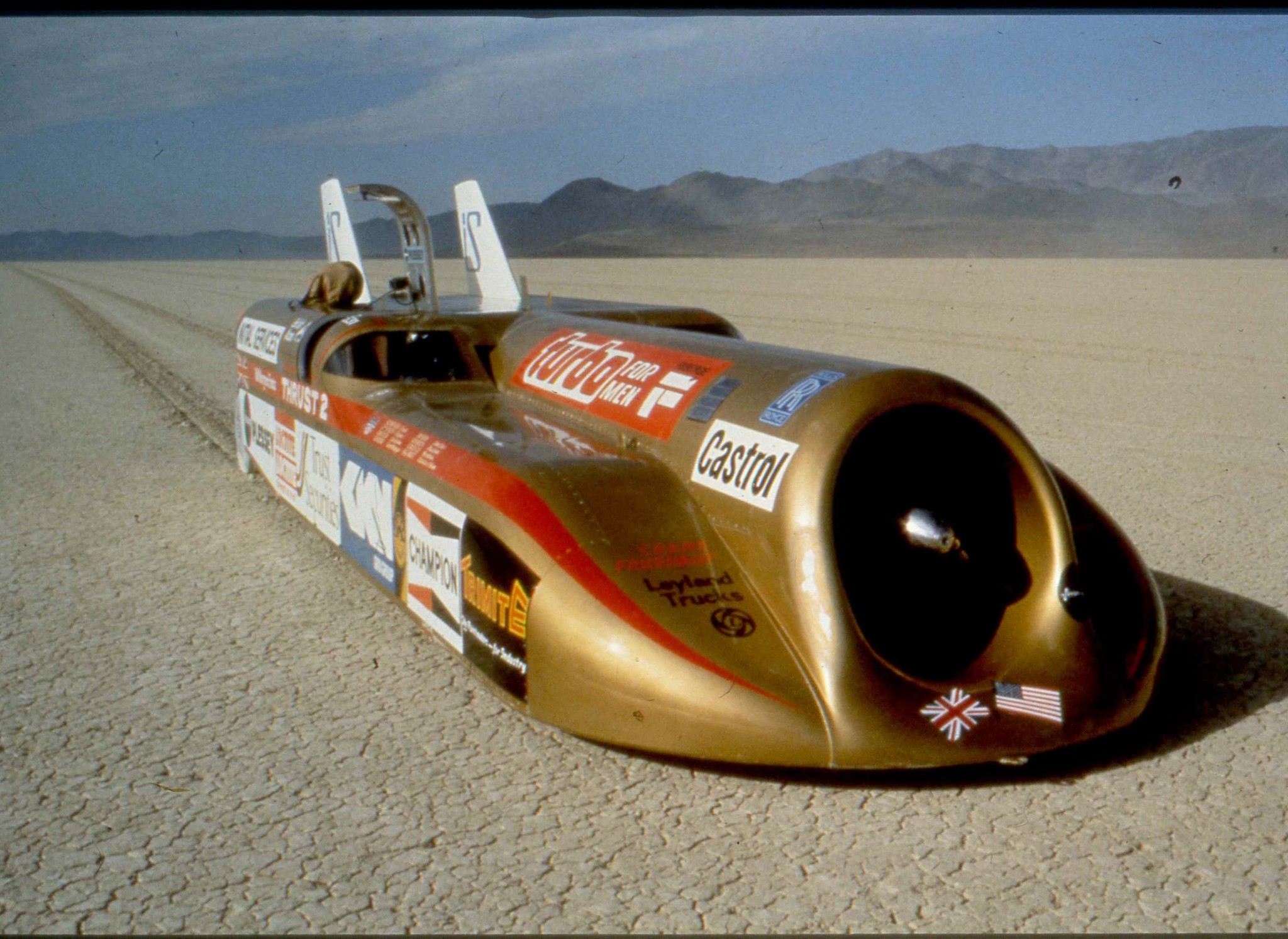 2 1000 километров. Thrust SSC (1228 км/ч ).. Энди Грин рекорд скорости. Машина Bloodhound SSC. Энди Грин на Thrust SSC.