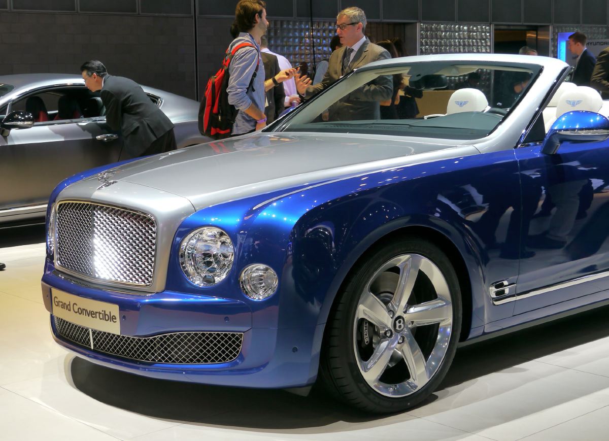 Bentley Azure уступает место синему костюму и шпону