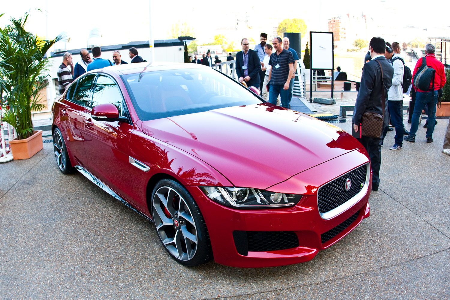 Jaguar XE в подробностях